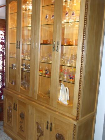 Vitrina con puertas talladas